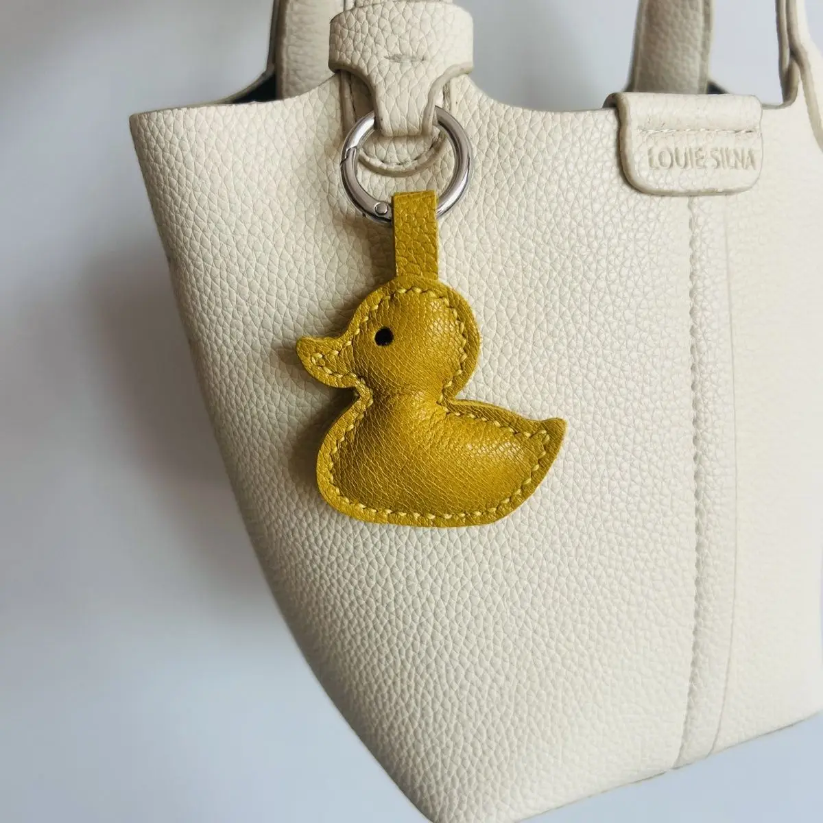 Handmade genuine leather small yellow duck bag charm car keychain pendant cute and simple bag decoration gift