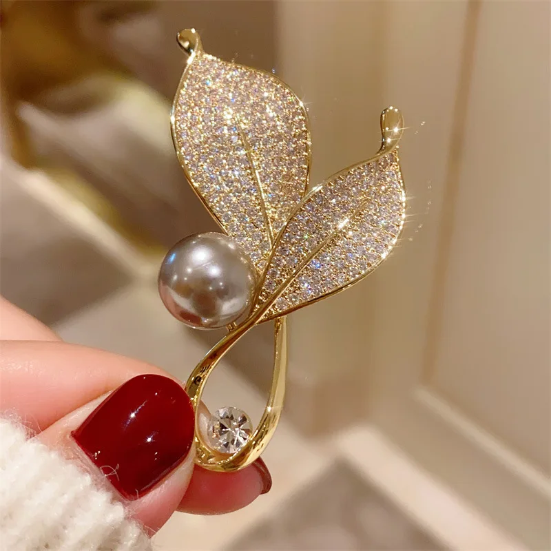 

High-end electroplated brooch female pearl exquisite small fragrant corsage anti-light blazer pin gift