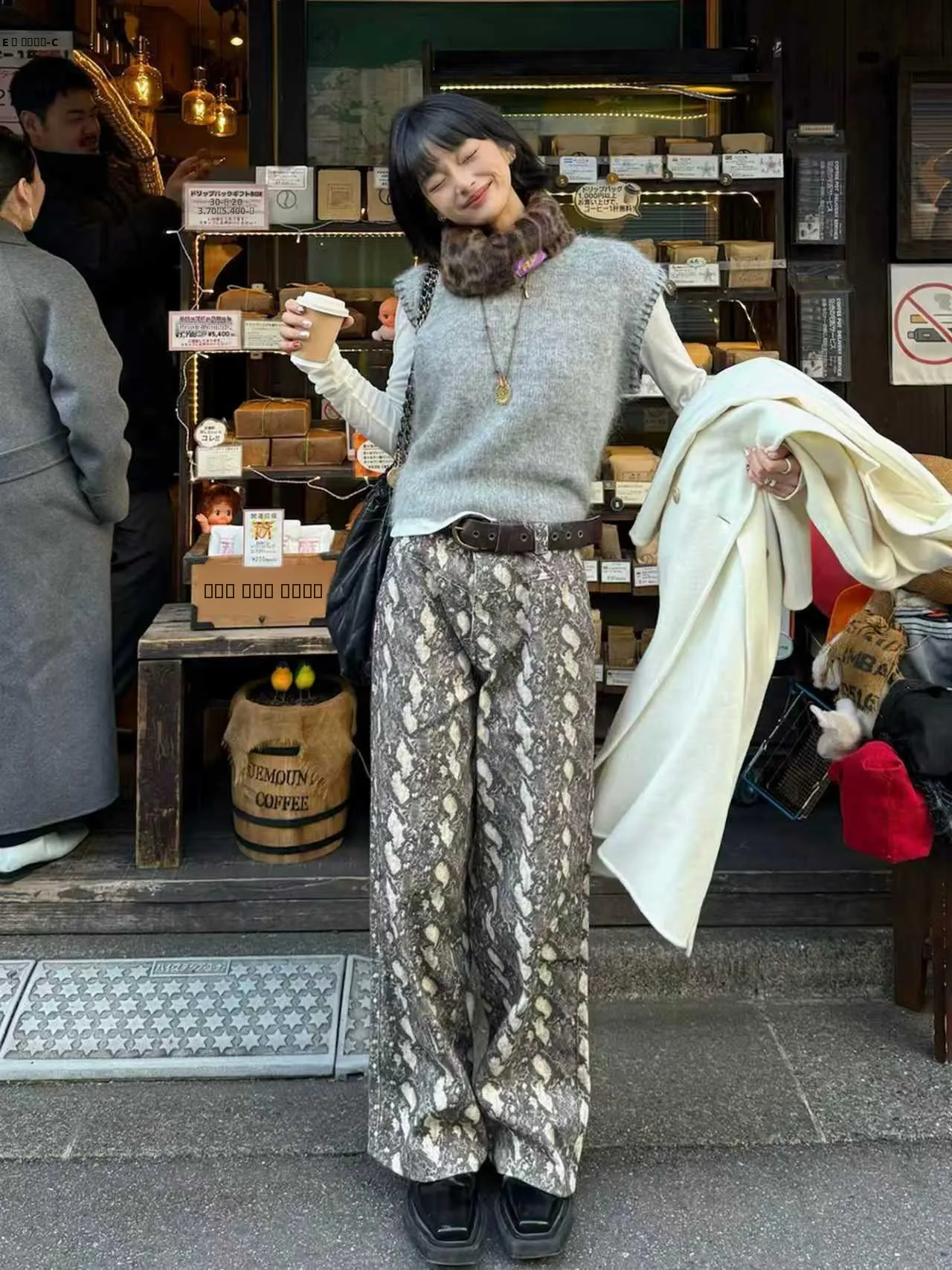 

Вязаный жилет из шерсти альпаки Holl ell Line: Оригинальный дизайн, смесовая шерсть, для ношения под одеждой или как верхняя одежда. Выбор блогеров и знаменитостей.