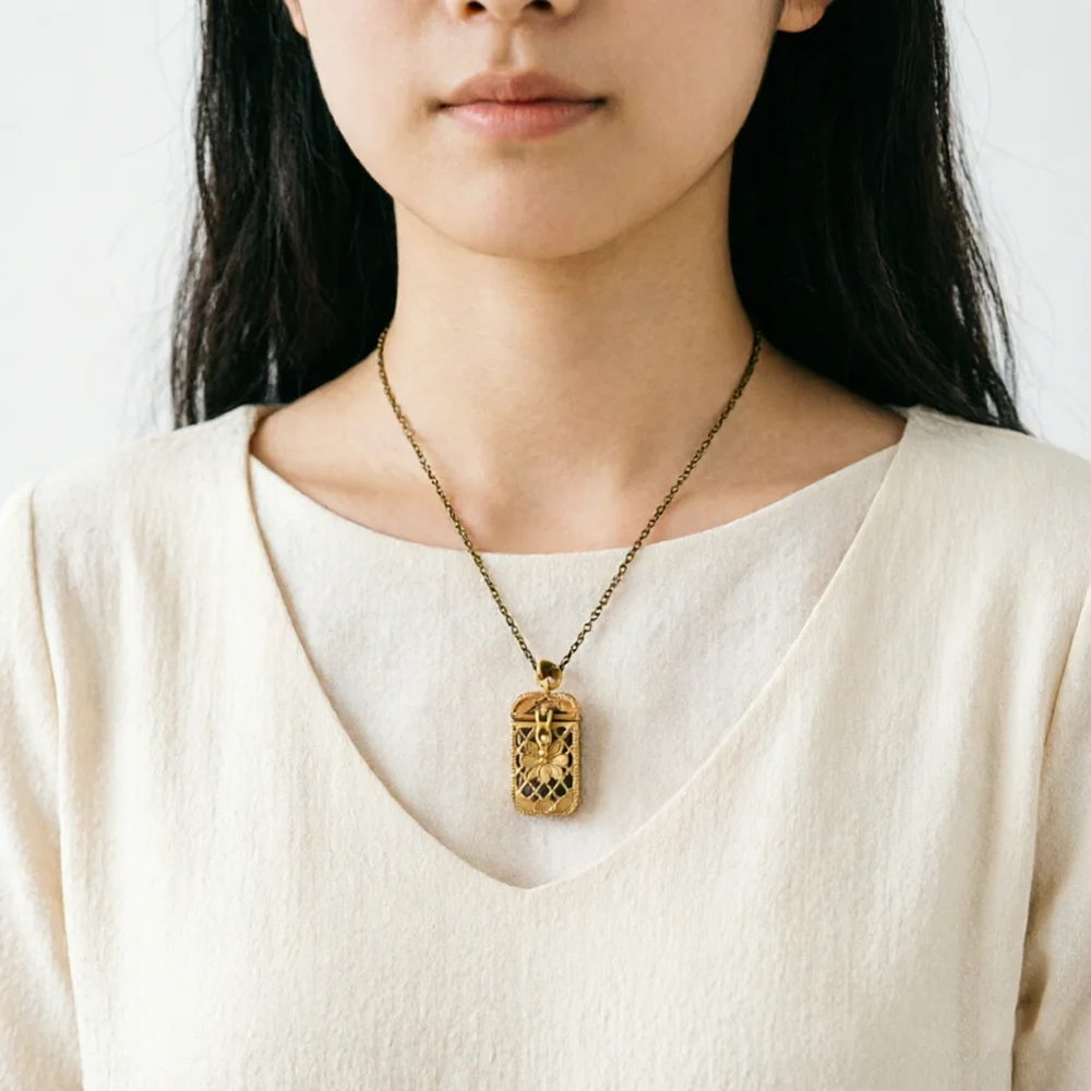 Vintage Tiny Tarot Card Necklace Colorful Cards Cage Pendant Steampunk Gold Hollow Floral Locket Neck Chain Jewelry Accessories