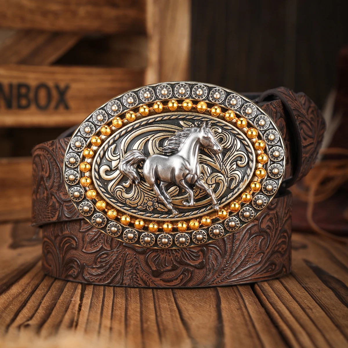 A PU belt suitable for both men and women, combining the style of western denim and retro, is perfect for daily casual outings