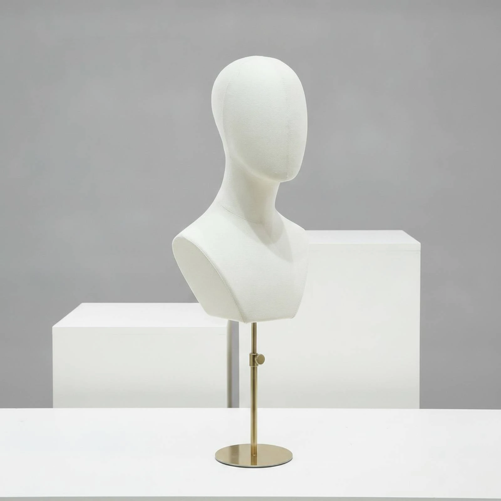 testa-di-manichino-con-spalle-espositore-multiuso-per-parrucche-e-cappelli-stabile-ed-elegante-per-rivenditori
