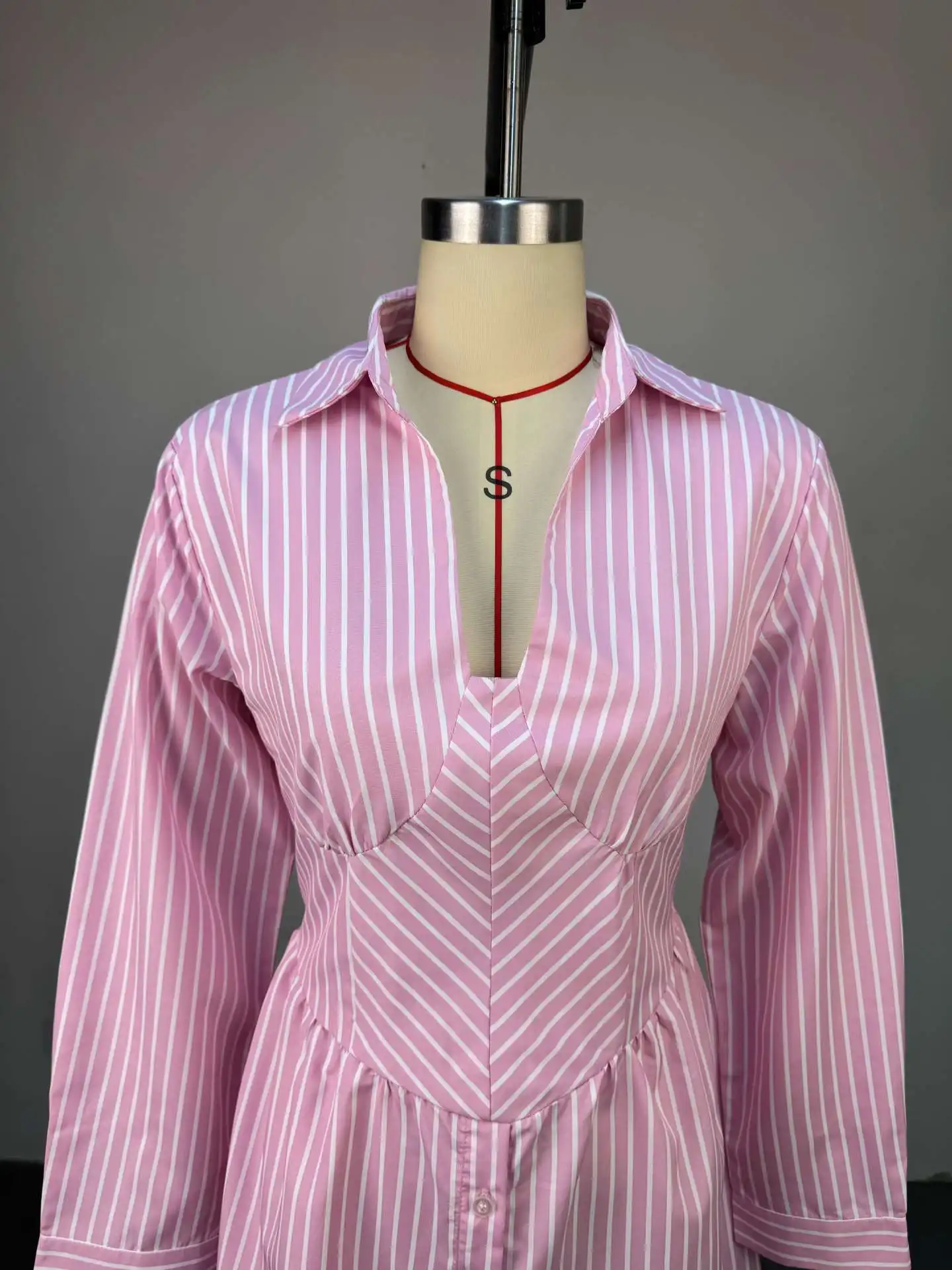 قميص نسائي فساتين مخططة فستان على شكل حرف A طول صغير رقبة على شكل V وأكمام طويلة خصر حزام نحيف غير رسمي مكتب سيدة أنيقة ربيع 2025