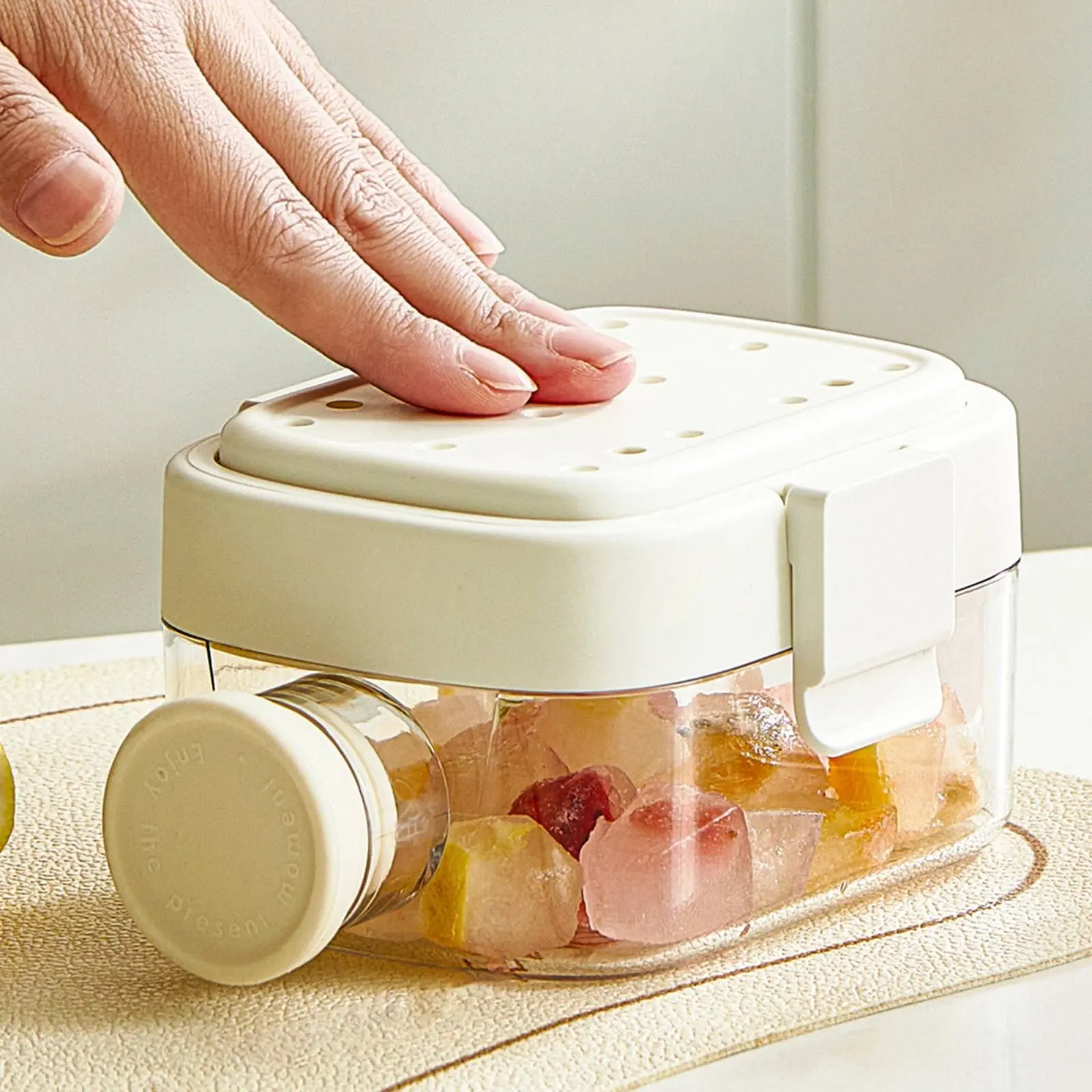 

2-in-1 Ice Tray Bottle Food-Grade Material 2 in 1 Ice Generator Bottle Hygienic No Contact Space-Saving for Outdoor Dining