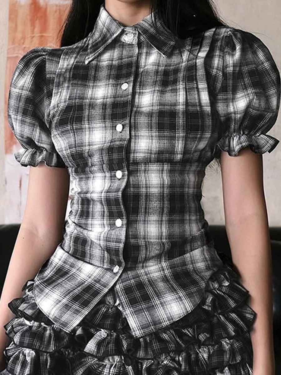 퍼프 슬리브와 라펠 칼라가 있는 여성용 체크 무늬 블라우스로 세련된 룩을 연출하는 여름 탑