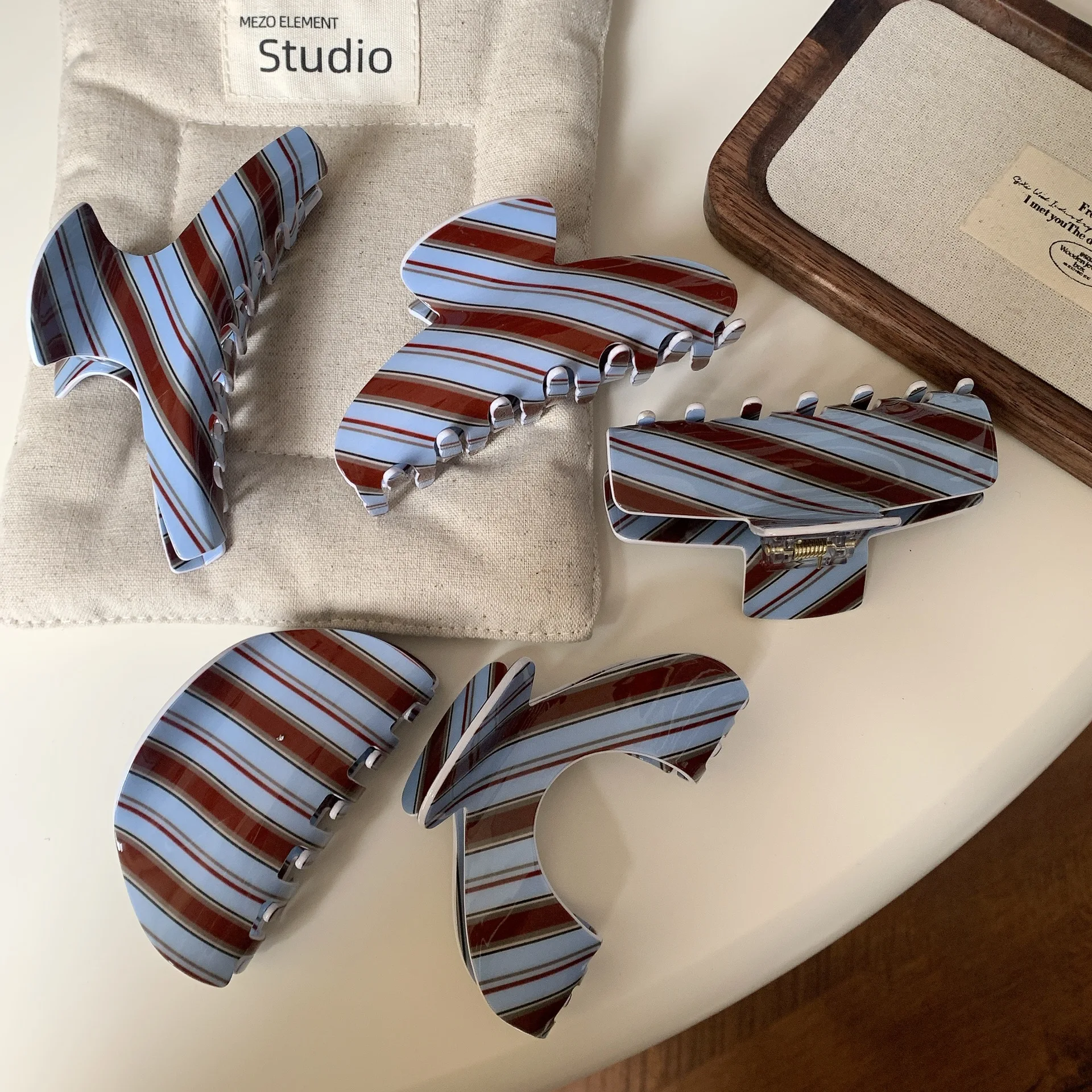 Nowa Seria Retro Niebiesko-Brązowe Paski Akrylowe Klipsy do Włosów Jesienno-Zimowe Modne Spinki dla Kobiet i Dziewcząt Akcesoria do Włosów