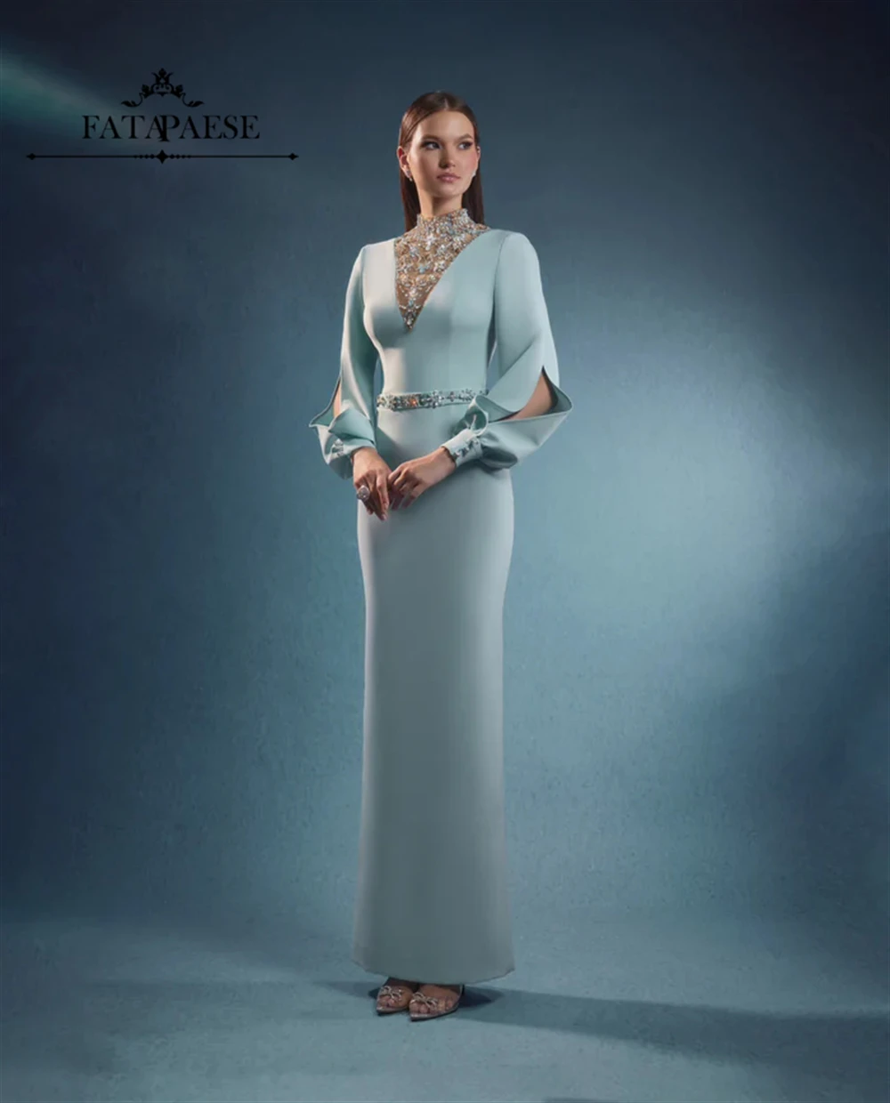فساتين سهرة فاخرة من FATAPAESE بكريستال ورقبة عالية باللون الأزرق الفاتح للحفلات الراقصة بأكمام طويلة وحفلات الزفاف