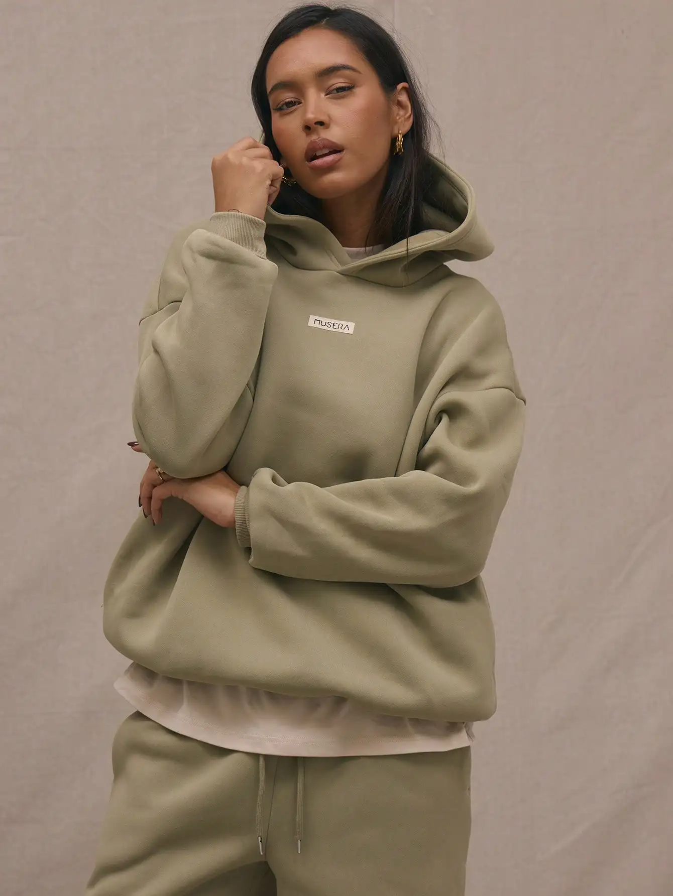 

Oversized Hoodie with Logo Patch, Relaxed Fit for Fall Winter, Casual Streetwear Sweatshirt