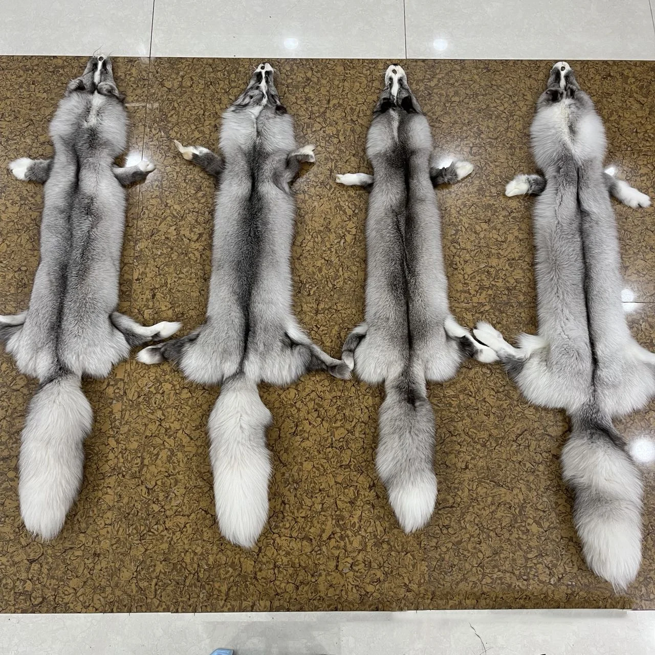 Natural Fox Skin High-grade Fur Raw Materials Silver Fox Whole Skin Sewing Coat Clothing Fur Collar Hat Gloves Fur Decoration