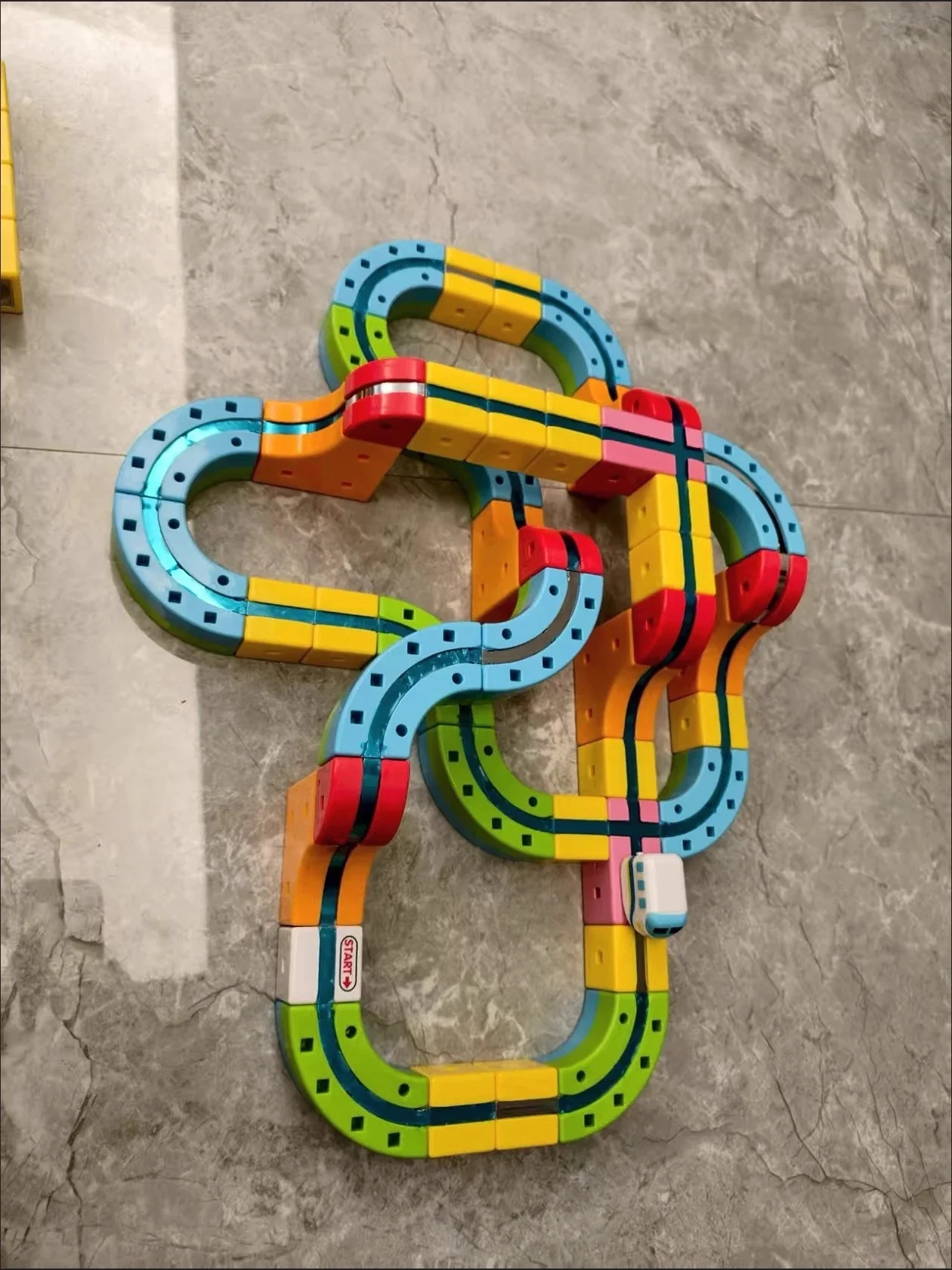 NUOVO set di binari magnetici elettrici con veicoli antigravità - 100+ pezzi di giocattoli da costruzione STEM, giocattolo regalo creativo per bambini ferroviari fai da te