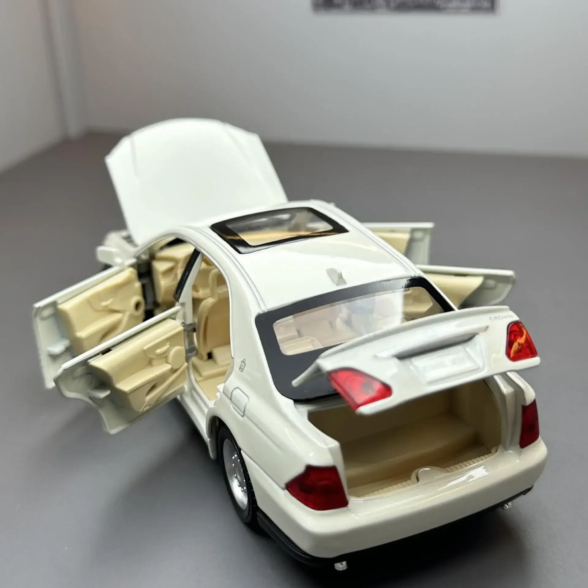 1:32 12th Toyota Crown Alloy Car Model Diecasts Vehicles Metal Toy Pull Back Car Model Simulation Sound and Light Kids Gift