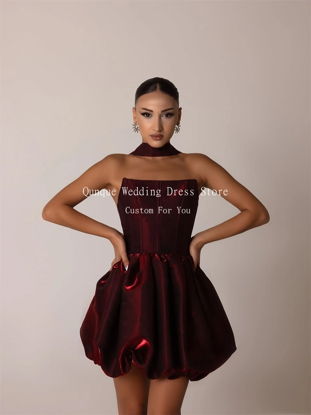 Qunque 섹시한 버건디 A라인 미니 프롬 드레스 반짝이는 새틴 민소매 이브닝 드레스 레이스업 백 로브 드 칵테일 맞춤형