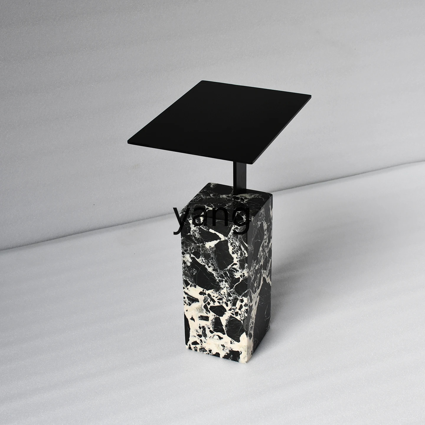 Stolik boczny do sofy LMM, designerski stolik do salonu w willi, mały stolik kawowy, stolik pomocniczy