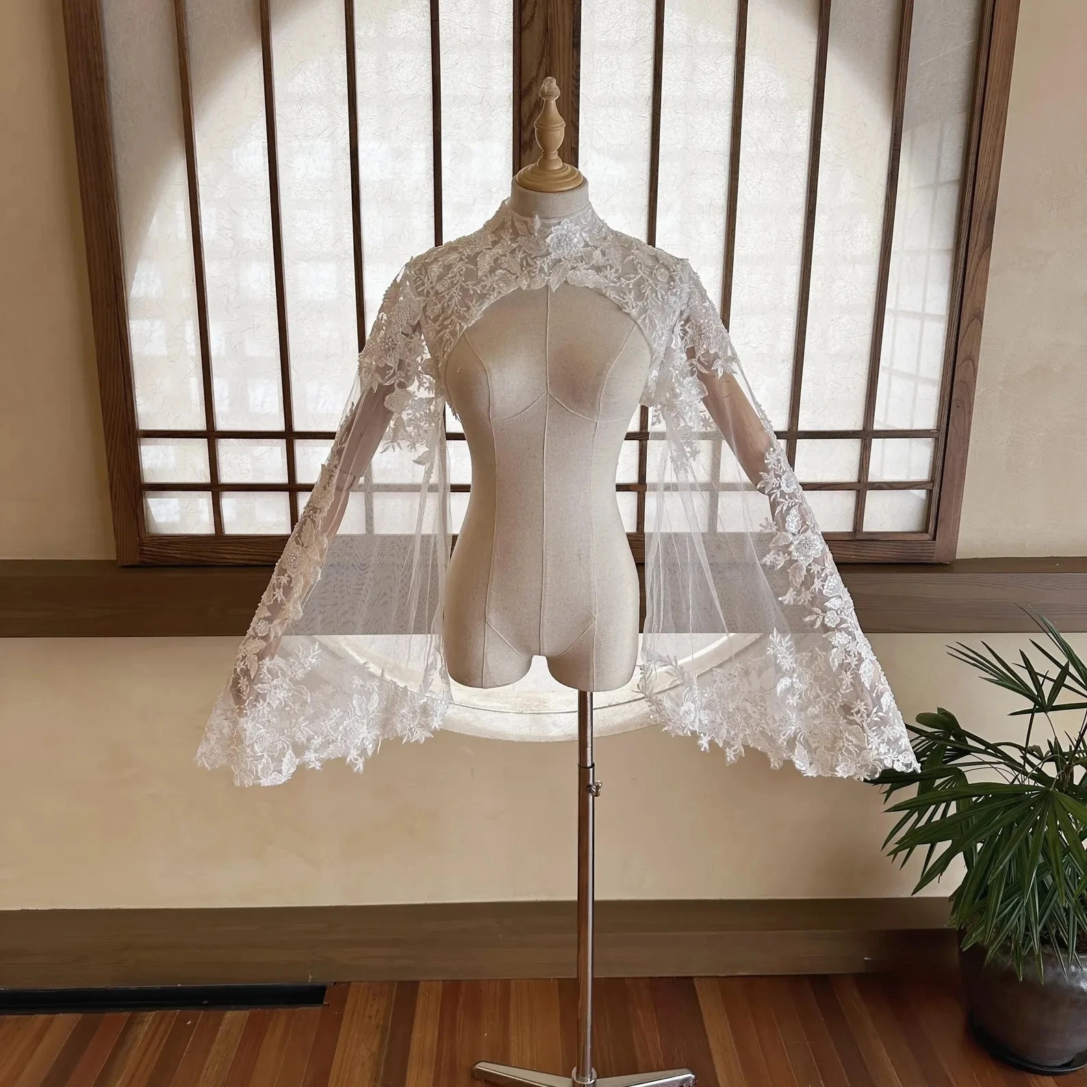 

Индивидуальные кружевные болеро с бисером для женщин, свадебные жакеты с длинными рукавами-трубами, накидки-шармы для невесты с вырезом-клюверт, аксессуары для вечеринок