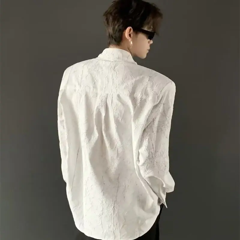 Camisa con hombreras craqueladas negras con textura deconstruido