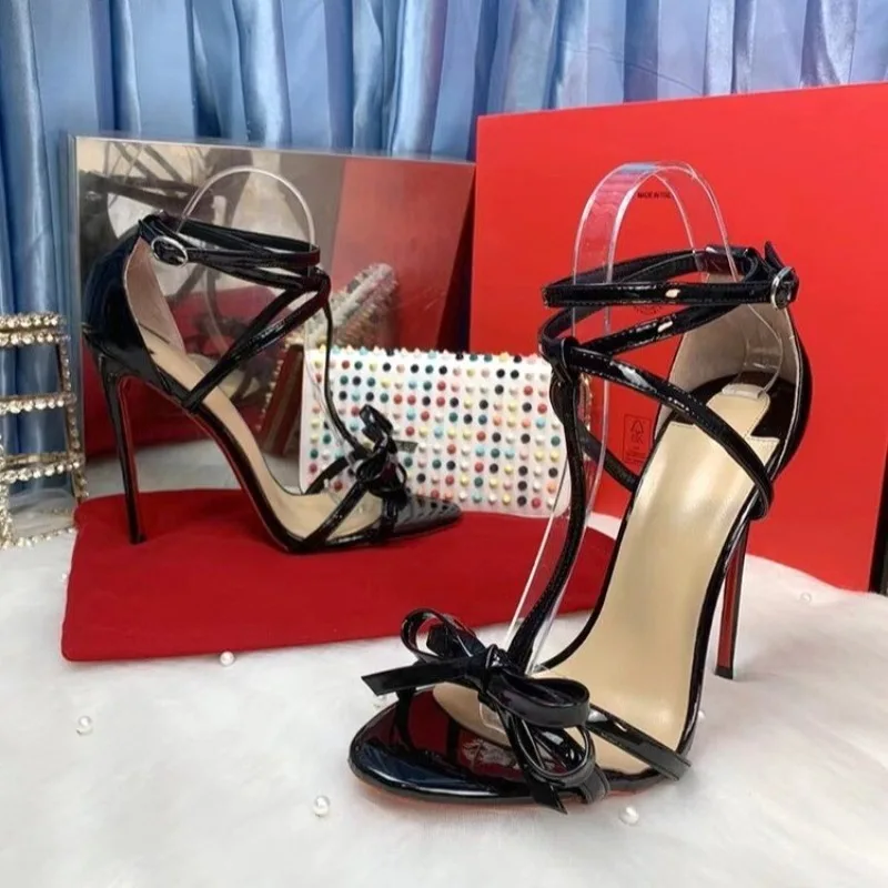 

Черные босоножки с заостренным носком, открытыми перекрестными ремешками и тонким каблуком, придающие женственный вид, красные туфли на высоком каблуке, модные босоножки.