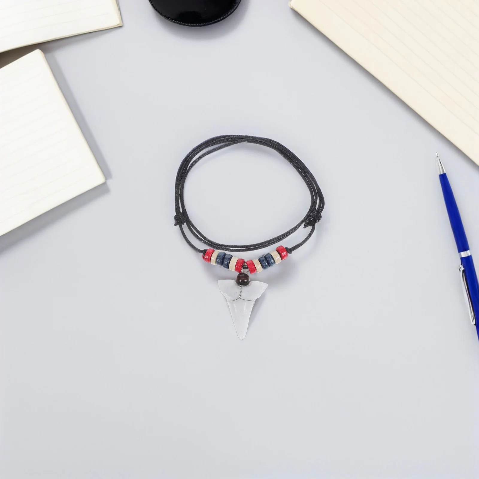 5 szt. Naszyjnik w stylu tybetańskim z regulowanym sznurkiem, zawieszka z imitacji zęba rekina, woskowany sznurek, biżuteria boho dla mężczyzn i kobiet, idealna na plażę i dla surferów.