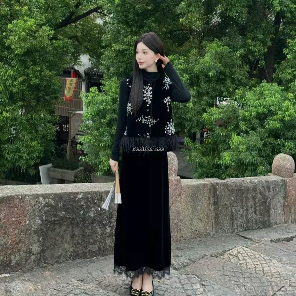 سترة نسائية مخملية جديدة على الطراز الصيني القديم لعام 2025 مع تطريز مطرز للخريف بدون أكمام سترة شيونغسام أنيقة