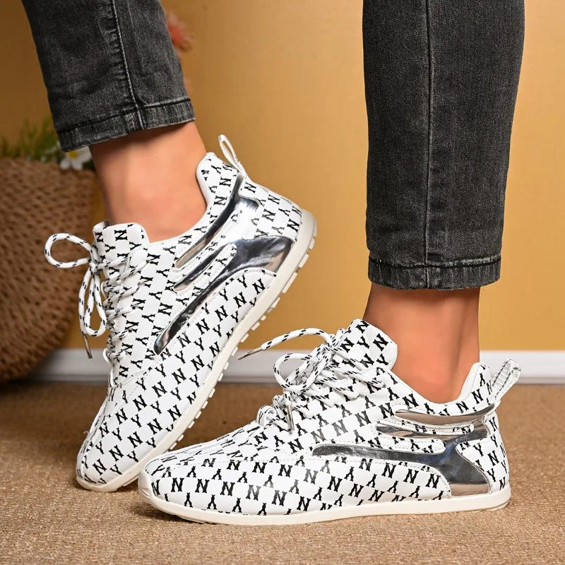 Luxury 2026 New Women Breathable Sports Shoes Popular Low cut Thick Sole Elevated Casual Shoes Outdoor Running Shoes sneakers