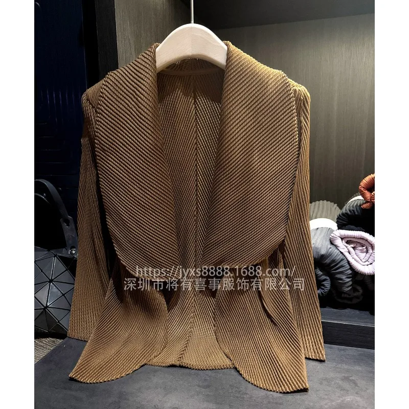 سترة مياكي ذات ثنيات لخريف 2025 سترة جديدة راقية ذات ثنيات متينة وطية صدر كبيرة رفيعة مقاس كبير سترة صوفية فضفاضة متعددة الاستخدامات للركاب #4