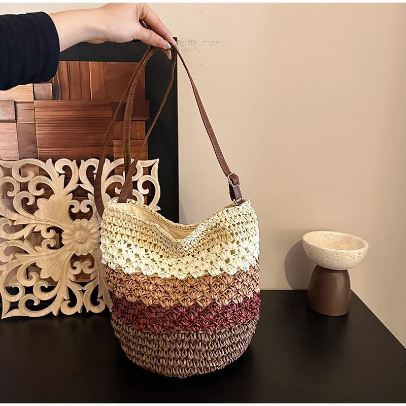 Gestreifte Colorblock-Strohtasche zum Umhängen, handgefertigte Bucket Bag für den Strandurlaub, Damen Sommer Casual Handtasche mit Farbkontrast – Detail 9