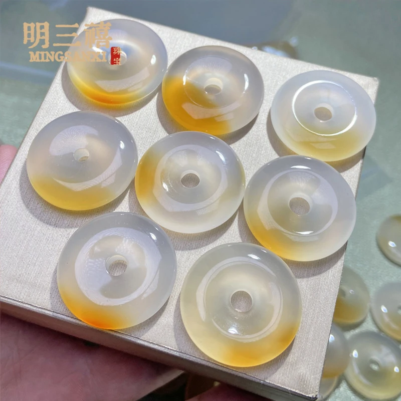 

Ma Liao's one-piece candy-colored translucent chalcedony , champagne gold agate, auspicious jade peace pendant