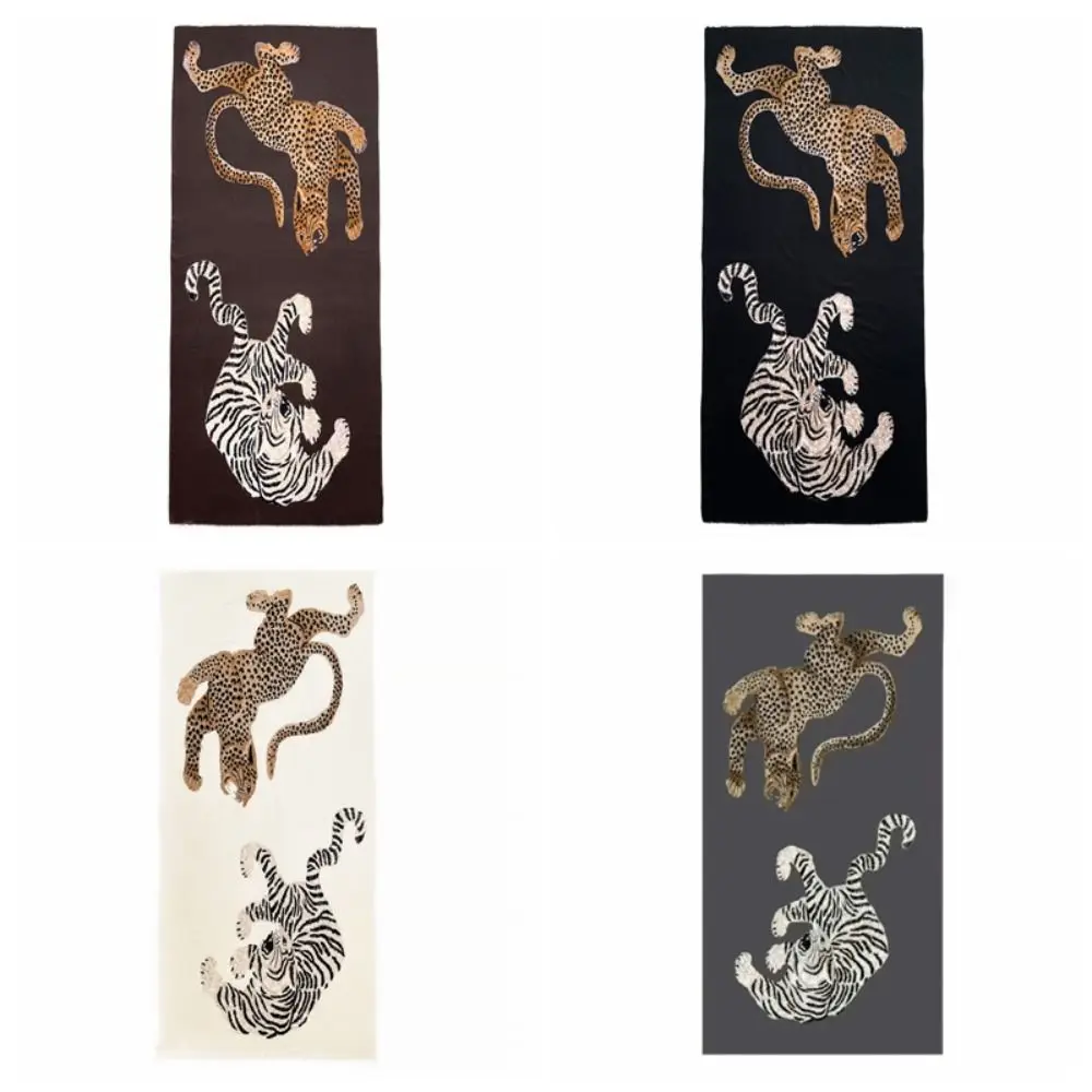 Luxuriöser Leoparden-Sonnenschutz im Old-Money-Stil, langer Schal mit Tiger-Print, drapierte Strickjacke für den Frühling. – Detail 1