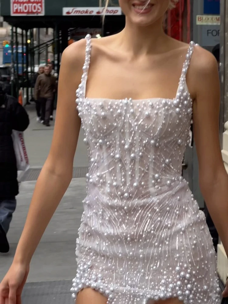 Elegante mini abito bianco senza schienale impreziosito da perle – Abito da sera per cocktail party senza maniche con colletto quadrato scintillante