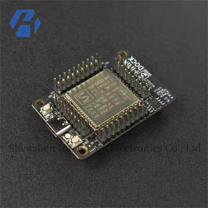 مجموعة تطوير M1 Dock AI مع وظائف مختلفة بما في ذلك كشف الوجه والتعرف على الكلام والتعرف على الأشياء الملونة.