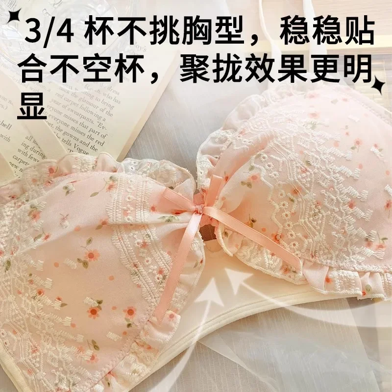 De Kleine Borsten Van Japanse Sexylingeriewomen Die Anti-Saggingfrenchpuredesireto Zijn Verzameld, Tonen Een Grote, Comfortabele, Ademende Bh-Set Van Kant