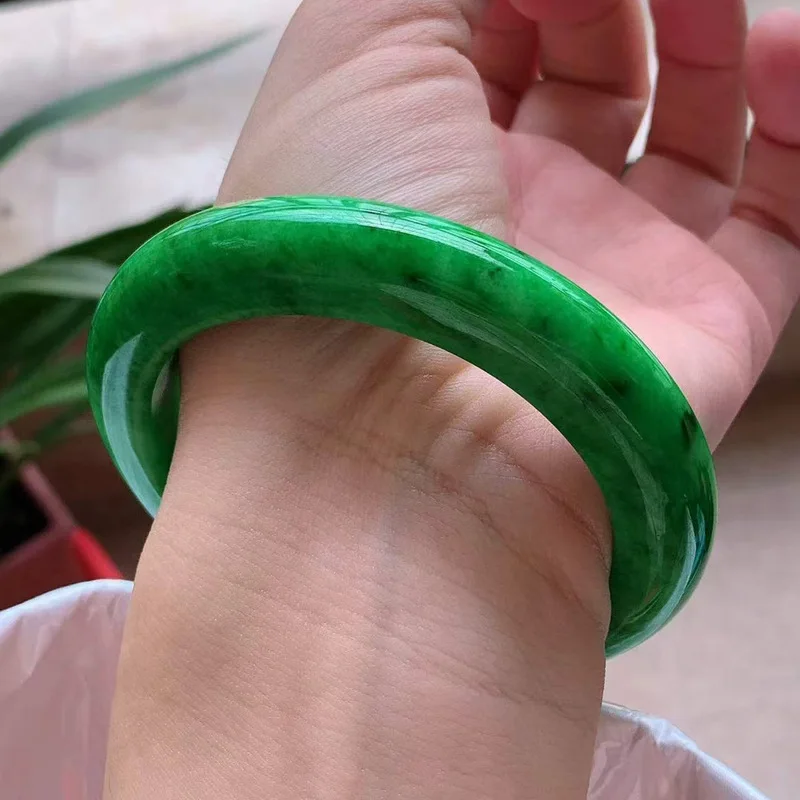 Natural jadeite bracelet with a large circumference, featuring an ice-like texture and a smooth, lustrous finish