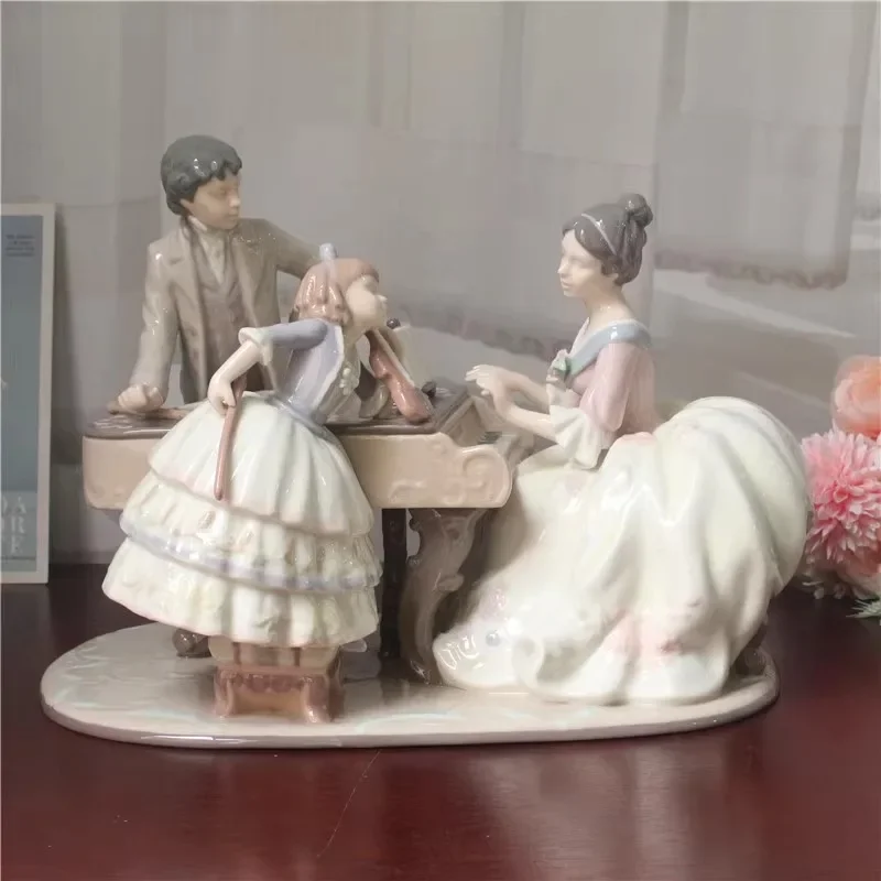 Productos de cola España Lladro elegantes figuras de cerámica, marionetas de porcelana jugando adornos de piano, exposición de escritorio hal