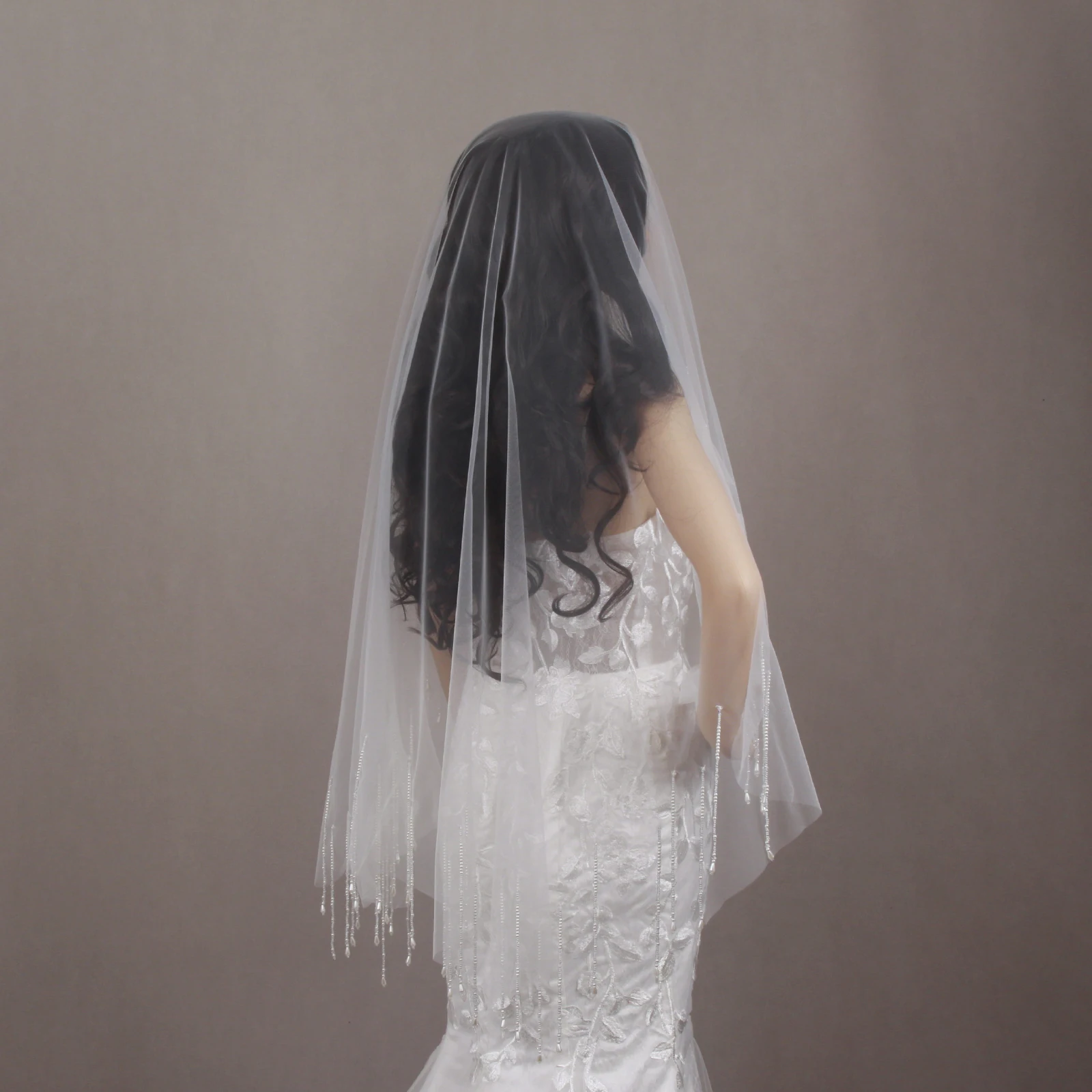 صورة مادية لحجاب يغطي الوجه بشرابة العروس مع لآلئ وكبيرة صغيرة وكبيرة ومزودة بالكريستال G44 مخيط يدويًا