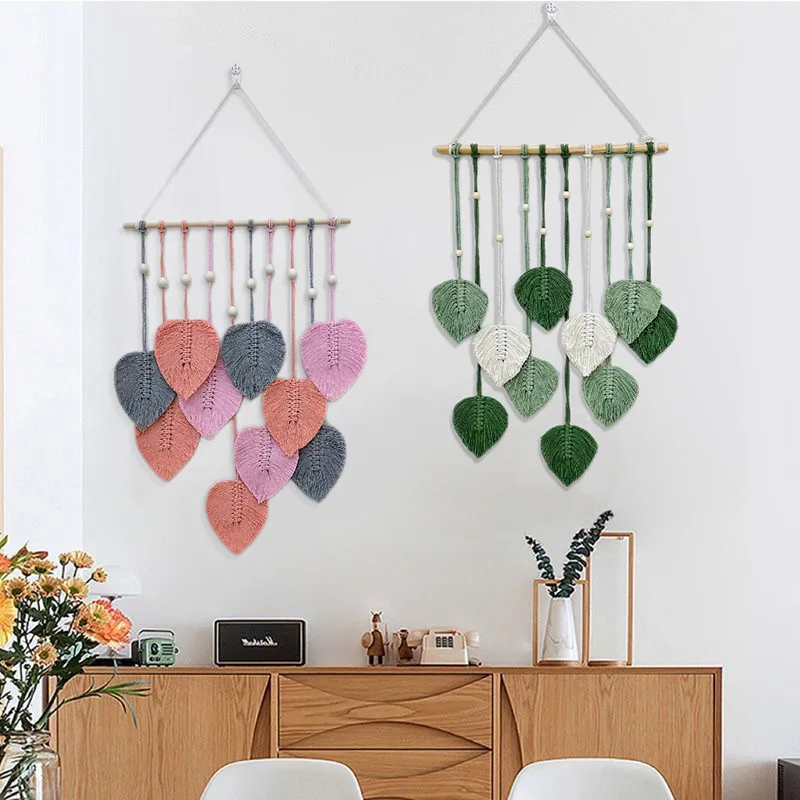 

The bedroom wall is decorated with leaf tapestries, a Bohemian hand-woven finished product, and is hung on the wall