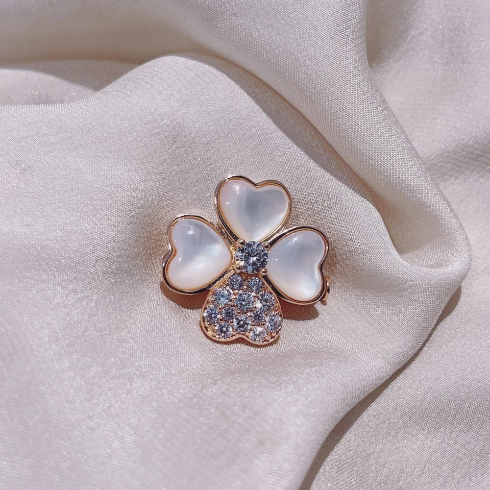 

2022 White Fritillary Love Petal Flower Brooch Necklace Elegant Exquisite Luxury High-Quality Famous Jewelry For Women Party.