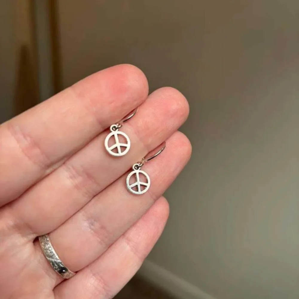Simple Fashion Silver Color Peace Logo Pendant Dangle Earrings for Woman Men Jewelry Accessories Non-fading Non-allergenic Gifts