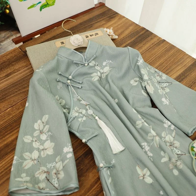 Qipao ajustado de flores verdes para mujer, mangas invertidas, vestido Cheongsam moderno, Vintage, Chino, Tradicional, nuevo, diario, otoño