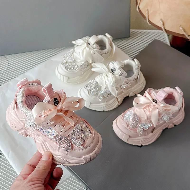 أحذية رياضية للفتيات 2025 ربيع وخريف جديد مطرزة على شكل فراشة قابلة للتنفس خفيفة الوزن كاجوال أحذية أطفال عصرية