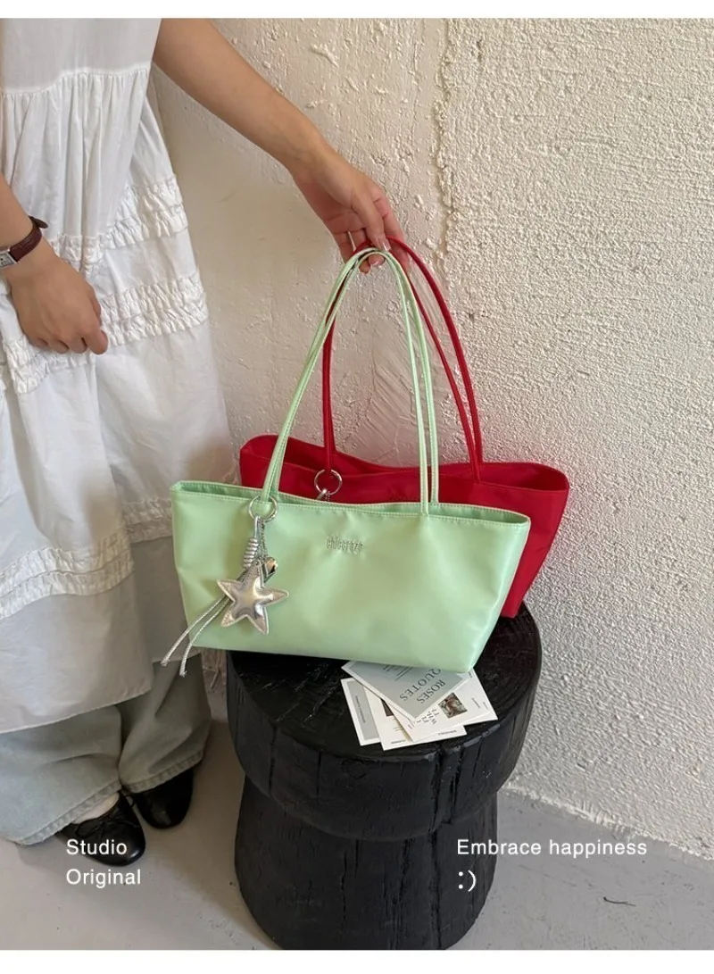 CEEKAY Minimalistische Handtasche aus massivem Nylon, zwei Tragemöglichkeiten, Metall-Sternanhänger, für Mädchen, vielseitig einsetzbar, frische, tägliche Unterarm-Umhängetasche – Detail 6