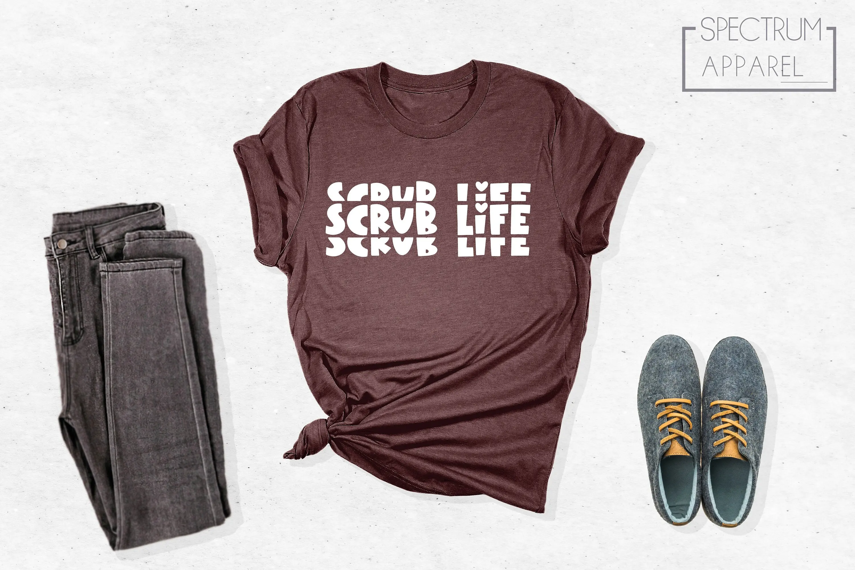 

Футболка Scrub Life This Hero носит скрабы медсестры S для кормления, зарегистрированные наряды