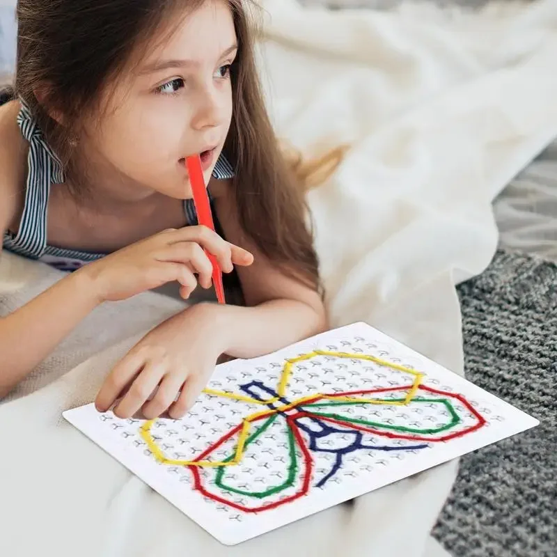 กระดานร้อยด้ายสำหรับเด็ก กระดานกิจกรรมสัมผัสหลากสีสันแบบมอนเตสซอรี่ ของเล่นฝึกทักษะการเรียนรู้แบบอินเทอร์แอคทีฟสำหรับเด็กเล็ก ของขวัญวันเกิดสำหรับเด็ก