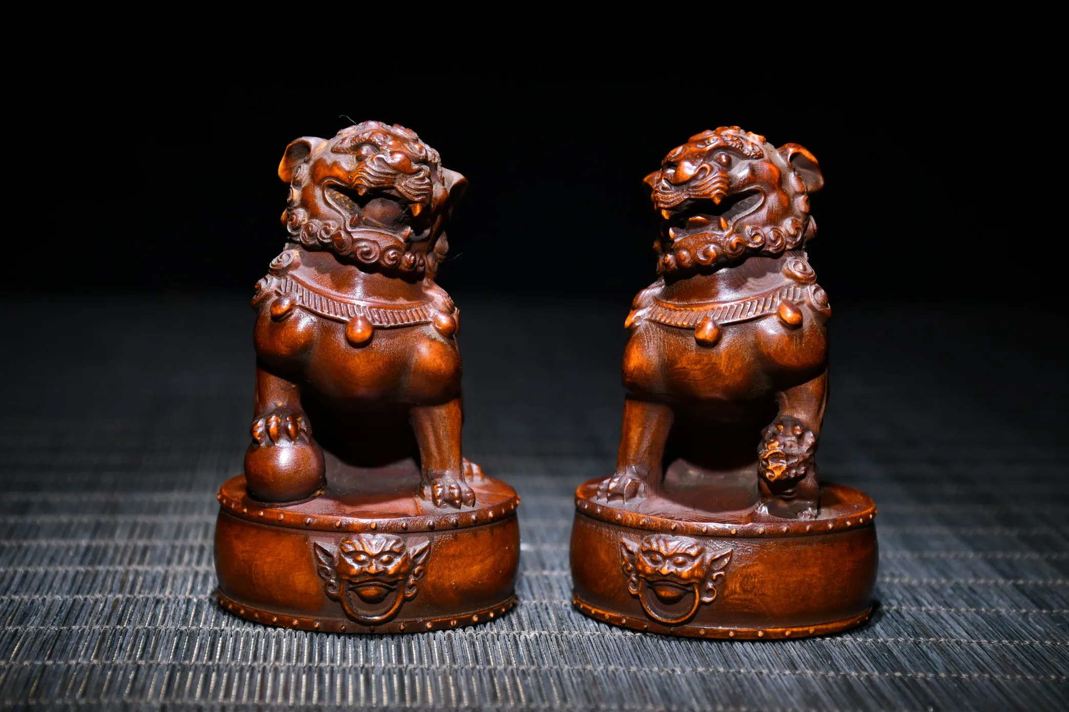 

3"Tibetan Temple Collection Old Boxwood gatekeeper Lion Statue A Pair Amass wealth Ornaments Town house Exorcism