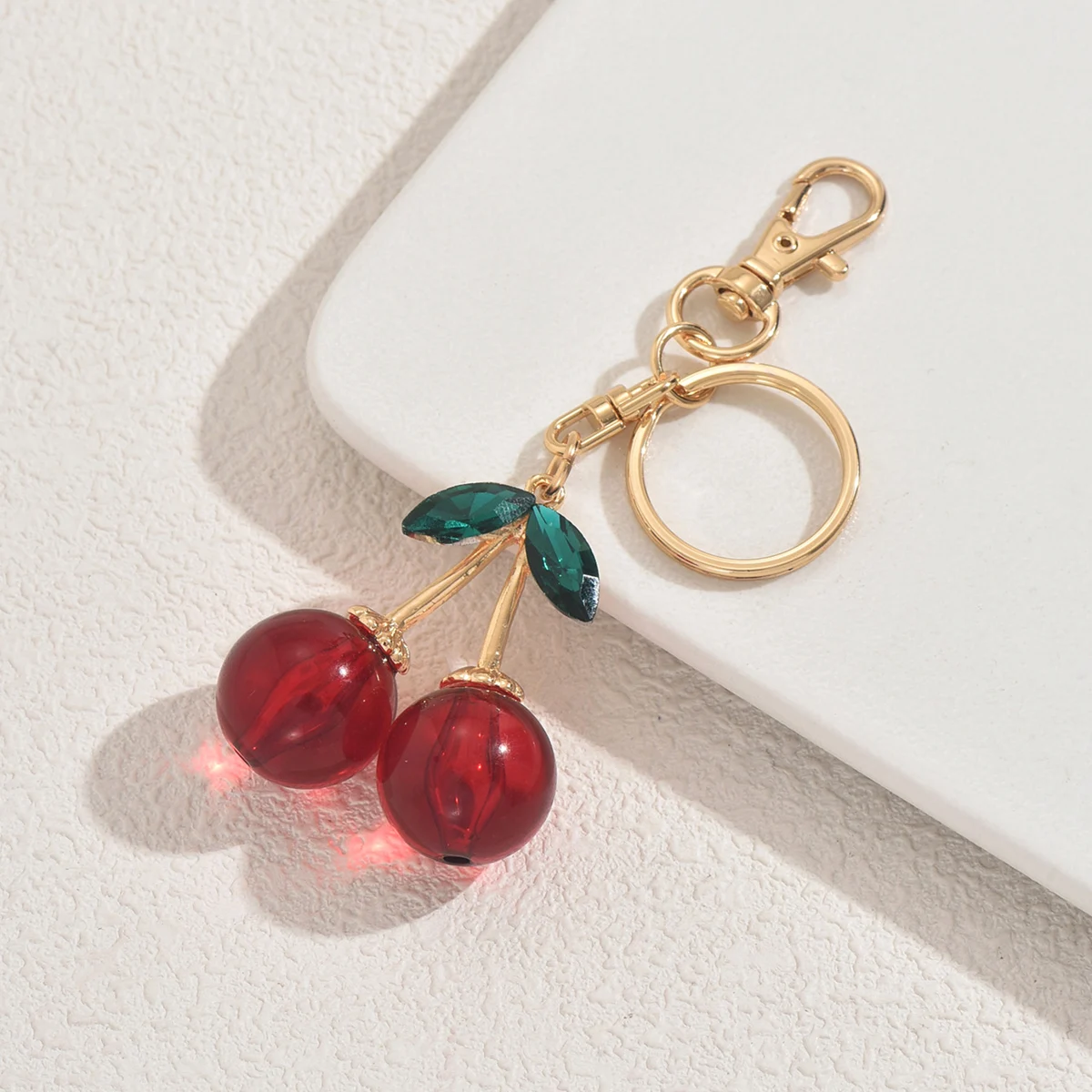Llavero de cereza dulce con hojas de diamantes de imitación verdes, llavero de color dorado para regalo, dando ocasiones