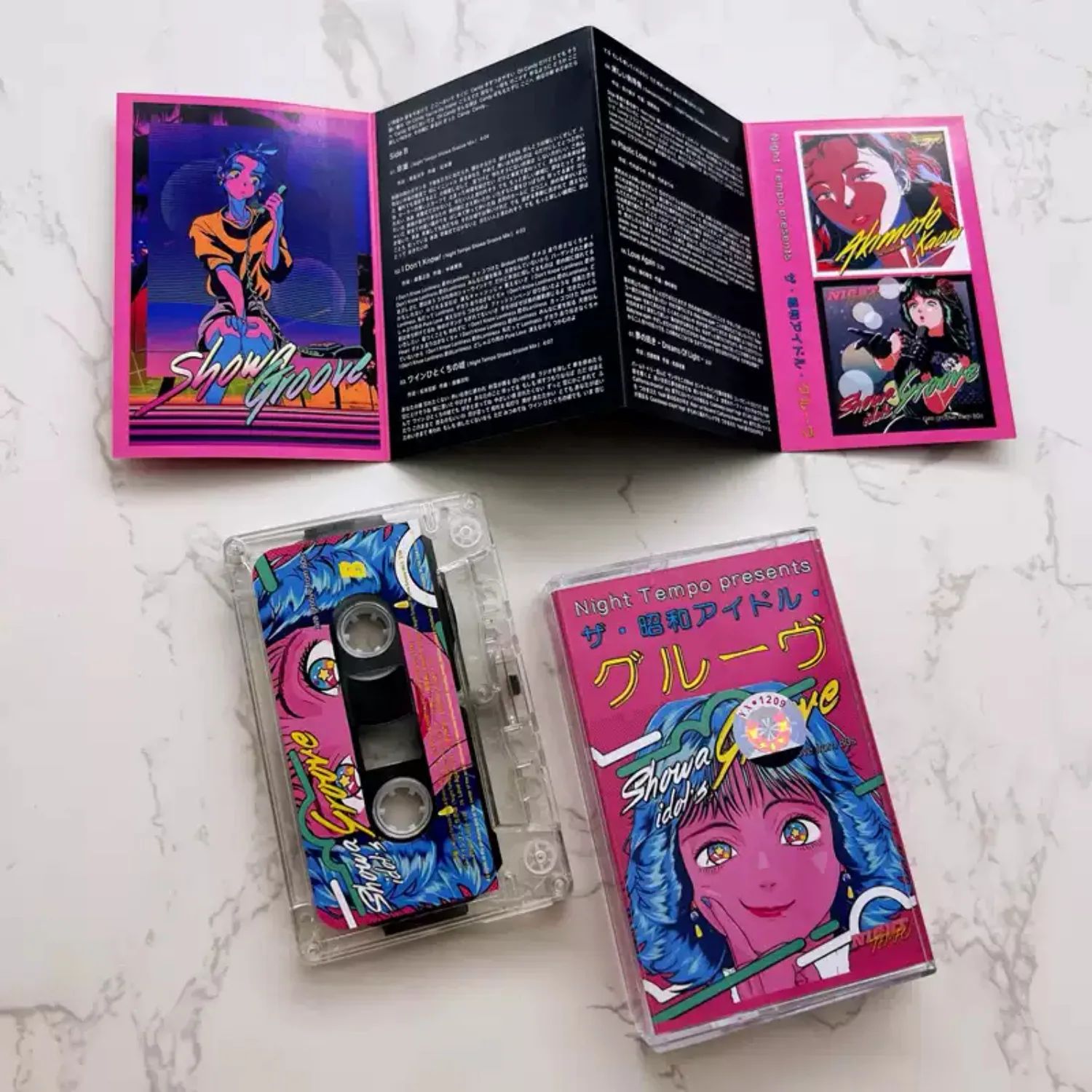 Cassetta audio Showa a tema Retro Idol, con copertina artistica in stile anime anni '80, supporto audio analogico ad alta fedeltà per fan e decorazion