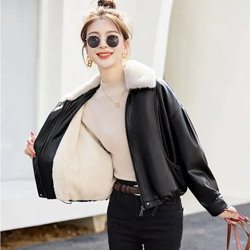 เสื้อแจ็คเก็ตหนัง PU ผู้หญิง ฤดูใบไม้ร่วง ฤดูหนาว 2025 รุ่นใหม่ แบบสั้น ซิปหน้า สไตล์เกาหลี ทรงหลวม บุผ้ากำมะหยี่ อุ่น ใส่ขี่มอเตอร์ไซค์ได้