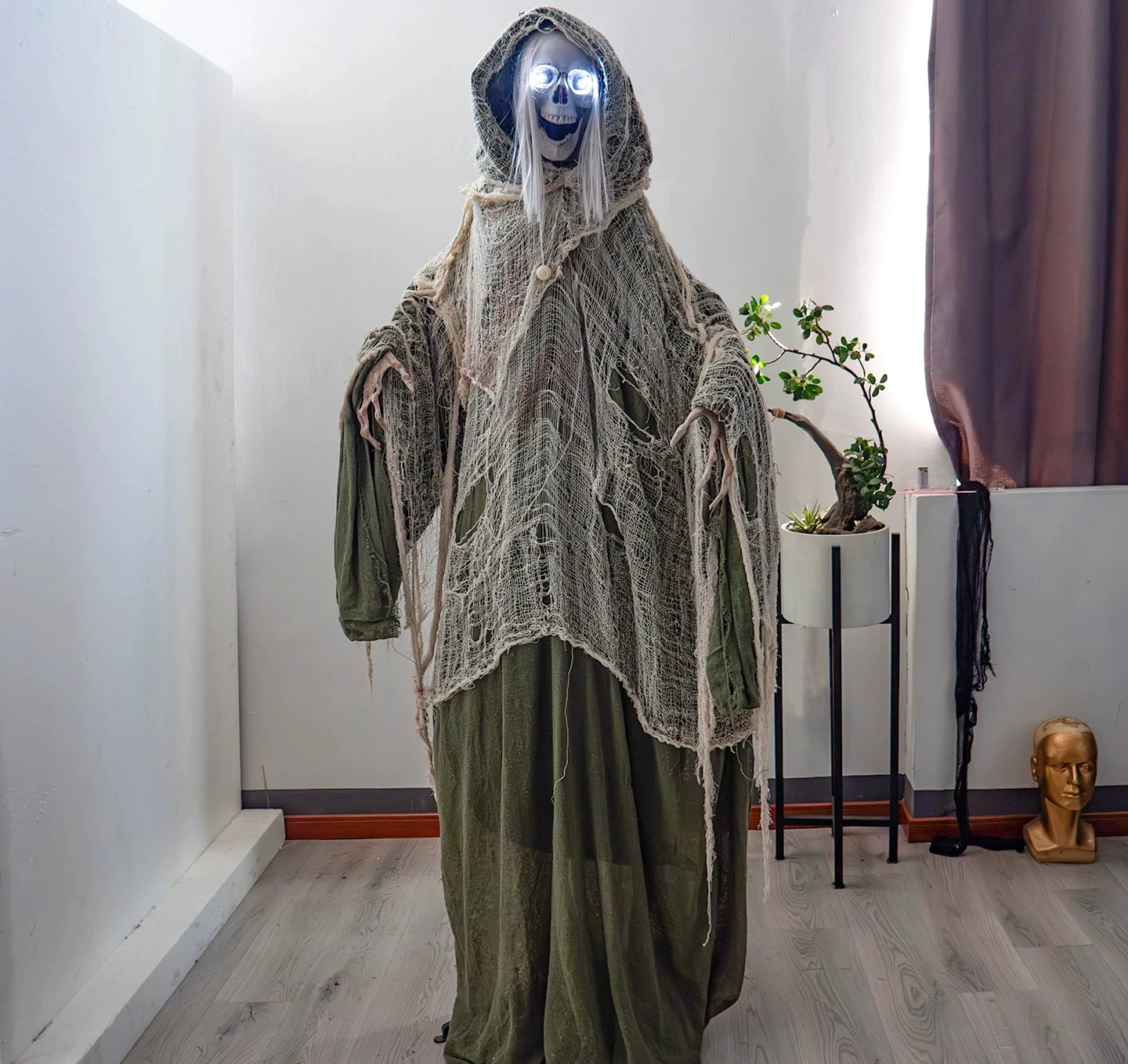 Factory Direct 2026 Halloween New 1.95m Electric Sensor White Hair Green Standing Witch Haunted House Secret Room Skull