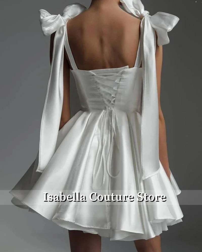 Proste Białe Sukienki Mini z Kokardą 2025 Sukienka Koktajlowa A-line Krepa Krótka Sukienka na Bal Bez Pleców Sukienka Howllow Vestidos Szyte na Miarę