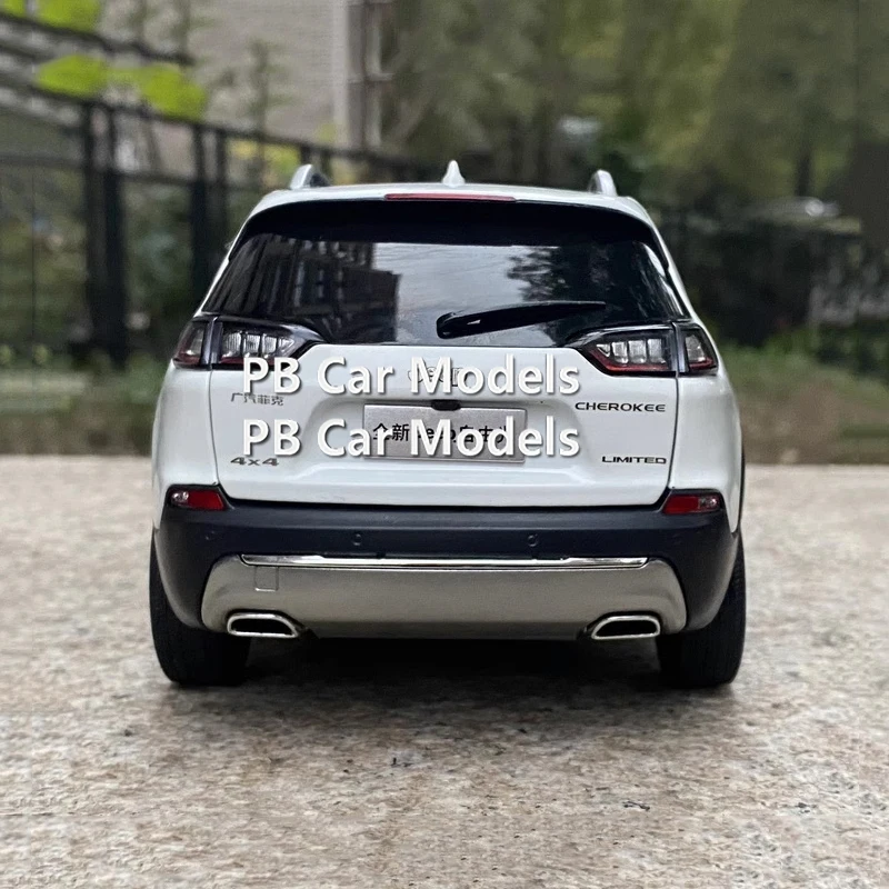 1/18 Original 2019 Free Light Cherokee Car Model Alloy Car Model