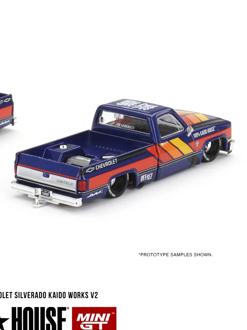 1:64 Chevrolet Silverado รถปิคอัพ V2หล่อจากอัลลอยด์โมเดลรถแบบคงที่ของเด็กๆเครื่องประดับของเล่นชิ้นโปรดของตกแต่งห้องระดับพรีเมียม