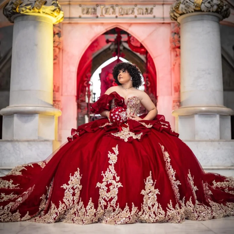 

Красные платья для квинсеаньеры с открытыми плечами, золотистым блестящим декором, кружевом, 3D цветами, длинным шлейфом и бантом. Платье для 15-летия, индивидуальный пошив.